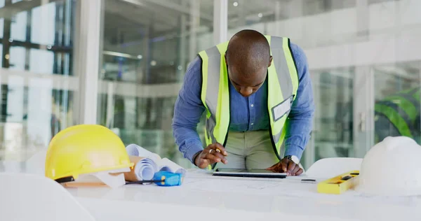Hombre Negro Tableta Consultar Plano Planta Para Construcción Arquitecto Que — Foto de Stock