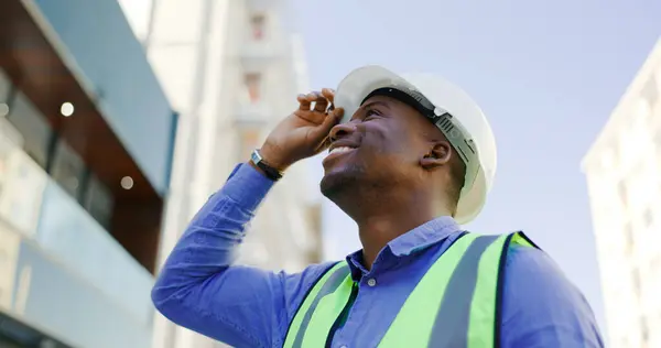 Feliz Hombre Negro Arquitecto Ciudad Con Casco Para Construcción Arquitectura — Foto de Stock