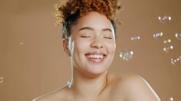 Žena Bubliny Péče Pleť Pro Krásu Šťastná Přírodní Kosmetikou Záře — Stock fotografie