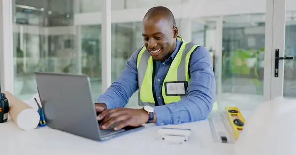 Computadora Portátil Sonrisa Trabajador Construcción Hombre Negro Una Oficina Para —  Fotos de Stock
