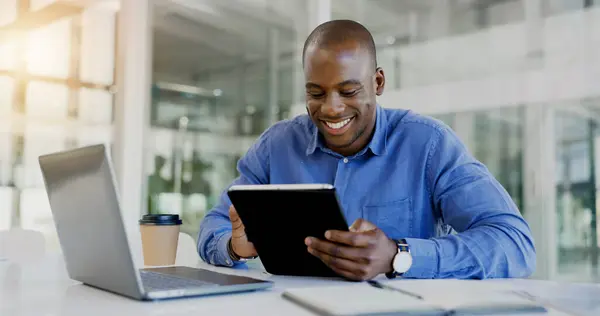 Ordenador Portátil Tableta Feliz Con Hombre Negro Negocios Oficina Para —  Fotos de Stock