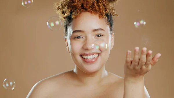 Kvinna Porträtt Bubblor Och Naturlig Skönhet Nöjd Med Kosmetika För — Stockfoto