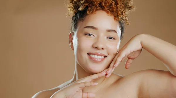 快乐女人的形象 自然美感和美感 在演播室里带着微笑 皮肤发亮 化妆品或有自信的黑人女性 有棕色背景的皮肤护理模拟空间 — 图库照片