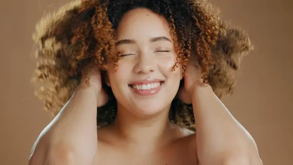 快乐的女人 卷曲的头发或自然美的皮肤科为健康工作室带着微笑或皮肤的光泽 微笑或自信的黑人女性 有棕色背景的护肤化妆品 — 图库照片