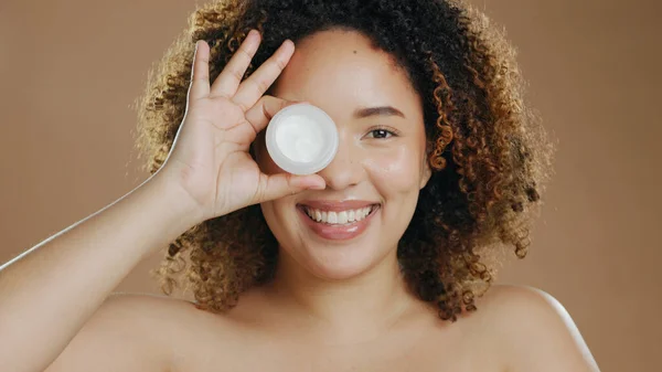 Vrolijke Vrouw Portret Crème Voor Huidverzorging Cosmetica Gezichtsbehandeling Tegen Een — Stockfoto
