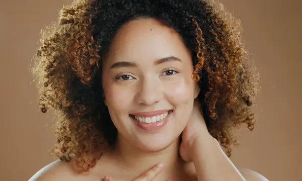 Portret Szczęśliwej Modelki Naturalnej Dermatologii Urody Odnowy Biologicznej Studiu Uśmiechem — Zdjęcie stockowe