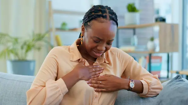 Zwarte Vrouw Pijn Borst Hartaanval Met Gezondheid Thuis Nood Ademhalingsproblemen — Stockfoto