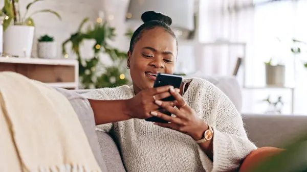 Black Woman Relax Typing Smartphone Sofa Reading Social Media Post — Stock Photo, Image