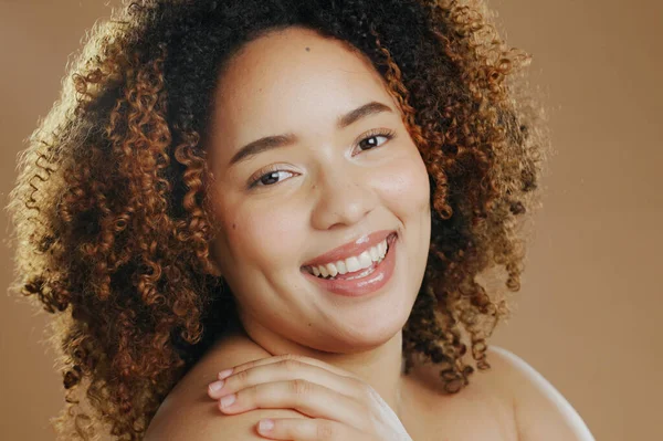 Glad Kvinna Porträtt Och Ansikte Hudvård Kosmetika Eller Naturlig Skönhet — Stockfoto