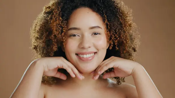 Happy Woman Face Skincare Natural Beauty Cosmetics Makeup Studio Brown — Stock Photo, Image