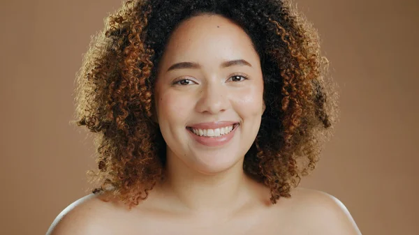 Glad Kvinna Porträtt Och Ansikte Naturlig Skönhet Eller Hudvård Kosmetika — Stockfoto