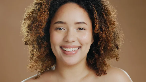 Mutlu Kadın Portresi Doğal Cilt Bakımı Stüdyoda Gülümseyerek Kozmetik Sağlık — Stok fotoğraf