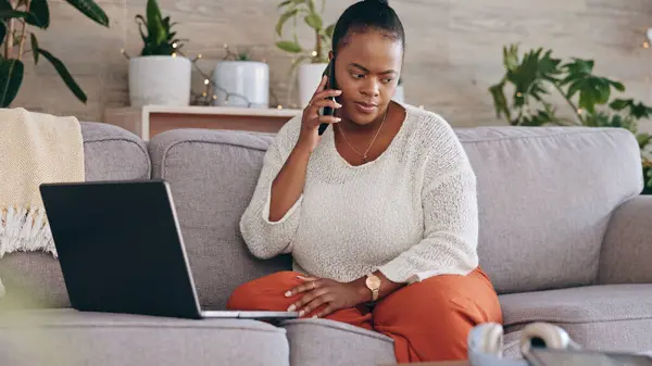 Laptop Een Telefoontje Een Bezorgde Zwarte Vrouw Een Bank Woonkamer — Stockfoto