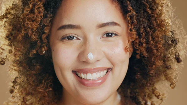Cuidado Piel Crema Cara Mujer Feliz Con Dermatología Belleza Felicidad —  Fotos de Stock