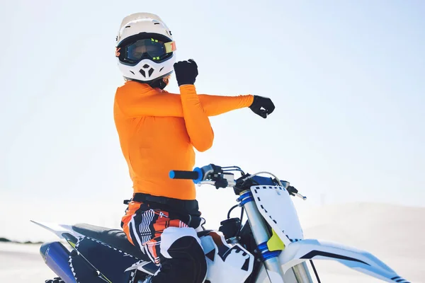摩托车 手臂伸展 准备在沙漠中比赛 训练和练习在沙丘上的挑战 极限运动中的运动员 快手和肾上腺素 健美和精力 以参加越野自行车比赛 — 图库照片