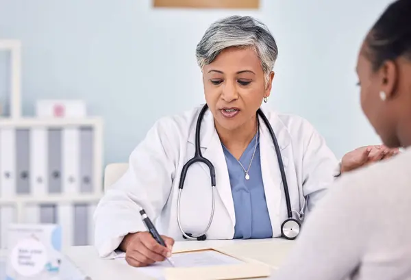 Senior Doctor Patient Writing Consultation Prescription Diagnosis Checkup Hospital Mature — Stock Photo, Image
