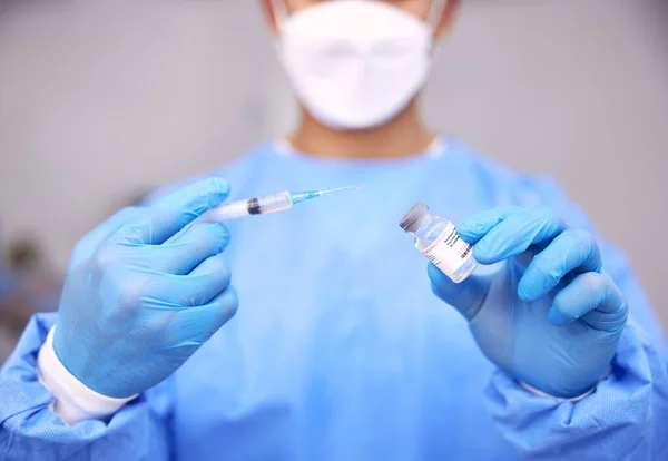 Adam Doktor Ellerinde Aşı Şırıngası Iğne Grip Aşısı Var Klinikte — Stok fotoğraf
