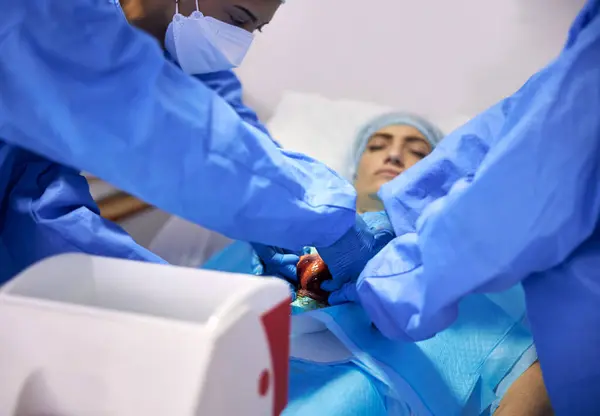 Zespół Serca Transplantacji Lekarzy Wykonujących Operacje Chirurgiczne Lub Nagłe Operacje — Zdjęcie stockowe