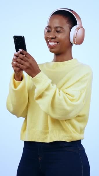 Černá Žena Sluchátka Nebo Telefon Pro Vyhledávání Hudby Sociální Média — Stock video