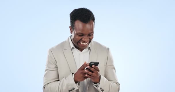 興奮した黒人男性 拳ポンプのお祝い スタジオの背景に対する勝利やプロモーション 良いニュース ボーナスやモックアップでの勝利のためのモバイルスマートフォンで幸せなアフリカのビジネスマン笑顔 — ストック動画