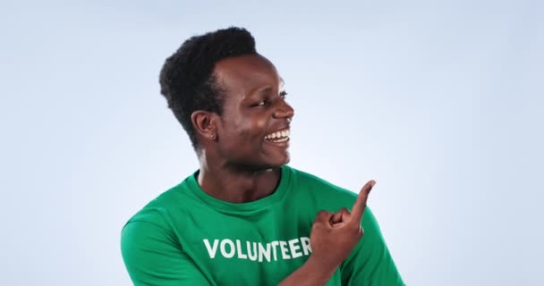 Lachen Gezicht Man Vrijwilliger Met Hand Wijzend Studio Voor Faq — Stockvideo