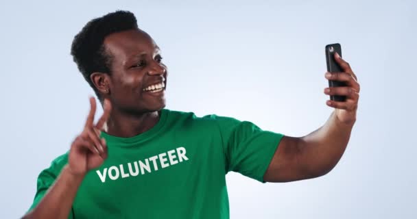 Voluntariado Hombre Negro Feliz Selfie Signo Paz Para Sitio Web — Vídeo de stock