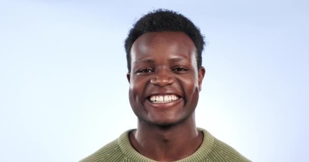 Hombre Negro Felicidad Sonrisa Con Risa Fondo Estudio Positivo Azul — Vídeos de Stock