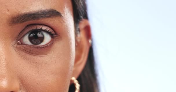 Женщина Смущенная Закрывающая Глаза Студии Макета Оздоровления Синем Фоне Индийский — стоковое видео