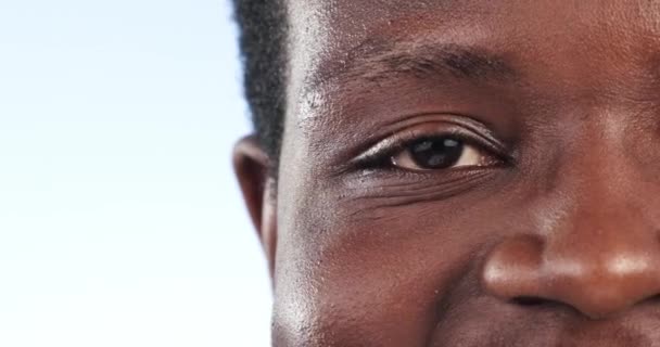 스튜디오 배경에 명확한 광경을 남자와 아프리카 속눈썹 옵토메트리 초상화 콘택트 — 비디오