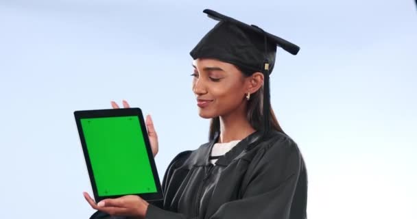 Graduation Studerende Kvinde Tablet Grøn Skærm Præsentation Plads Eller Registrering – Stock-video