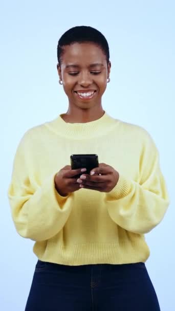 Mecanografía Sonrisa Mujer Negra Con Teléfono Estudio Para Conversación Chat — Vídeo de stock