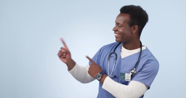 Muž Lékař Úsměv Tím Poukazuje Prostor Makléřství Zdravotní Péče Lékařské — Stock video