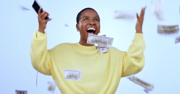 金钱雨 智能手机和快乐的黑人女人与胜利 金融自由和社交媒体给蓝色背景 薪水或收入 肖像奖和工作室在线奖得主 — 图库视频影像