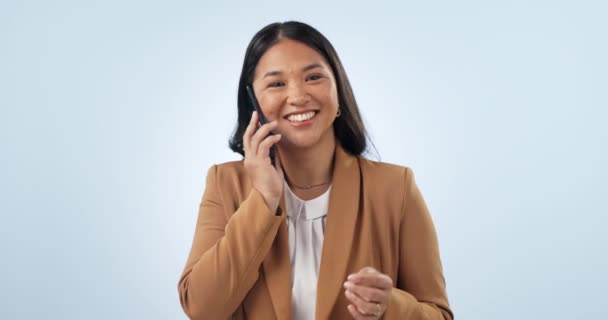 Glad Asiatiske Kvinde Telefonopkald Griner Sjov Joke Eller Samtale Studie – Stock-video