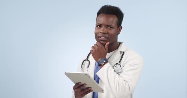 平板和思维创新的医药 治疗选择和咨询 黑人专家 泌尿科医生和技术与仪表板分析 研究和整体保健 — 图库视频影像