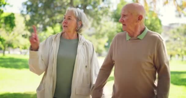 Пожилые Люди Пара Указывать Говорить Парке Указанием Разговор Связи Выхода — стоковое видео
