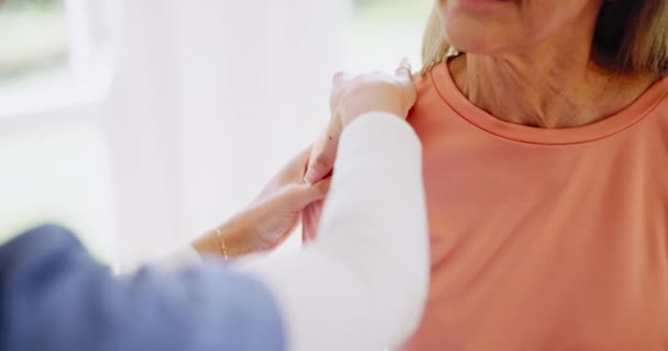 Fyzioterapie Měla Bolest Pečovatel Pomoci Starší Ženy Protažením Pro Flexibilitu — Stock video