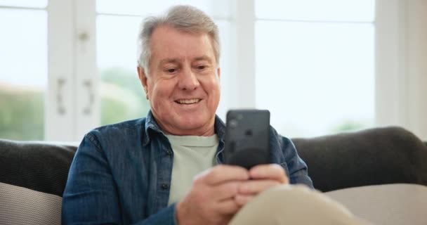 Telefon Netværk Senior Mand Stuen Pensionering Hjem Til Browsing Sociale – Stock-video