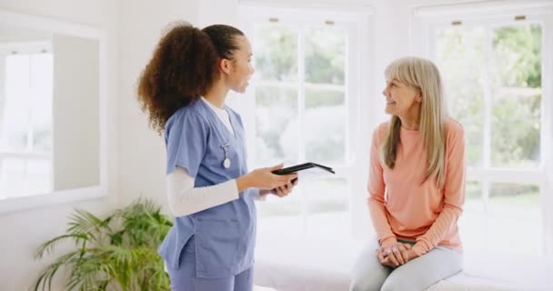 Résultats Comprimé Infirmière Consulter Patient Mature Pour Des Conseils Bilan — Video