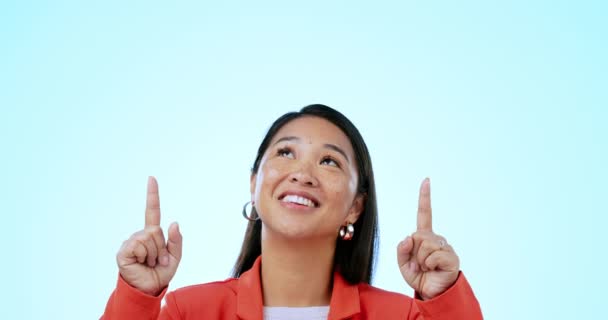 女性在演播室里的快乐 指指点点和脸庞 并对营销 促销或广告进行嘲讽 兴奋吧 亚洲女模的肖像画显示了被白色背景隔离的手势 — 图库视频影像