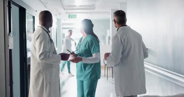 Lekarze Grupy Działa Korytarzu Nagłych Wypadków Chirurgii Opieki Zdrowotnej Szpitalu — Wideo stockowe
