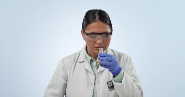 竖起大拇指 和工作室里一个蓝色背景的女人一起嗅闻化学实验的说明 与一位快乐的亚洲年轻科学家一起向你展示如何做到这一点 微笑和成功 — 图库视频影像