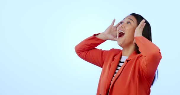 놀라움 파란색 배경에 스튜디오에서 여자와 아시아 승자와 Omg Mockup 공간에 — 비디오