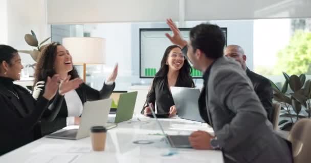 ビジネスパーソン ハイ5 ミーティング成功 セールスニュース ターゲット 目標の達成 ハッピーグループの拍手 ボーナス 勝利やコンピュータ画面上のグラフに興奮 — ストック動画