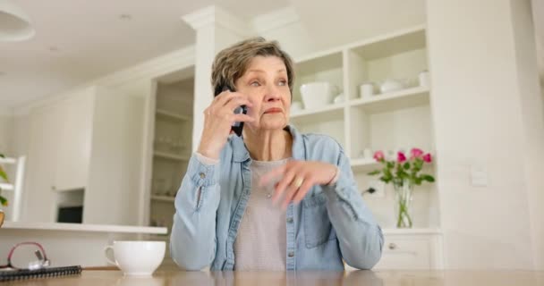 在养老院的厨房里打电话 沟通和老年妇女进行讨论 现代住宅中的聊天 科技及老年女性与手机的移动对话 — 图库视频影像
