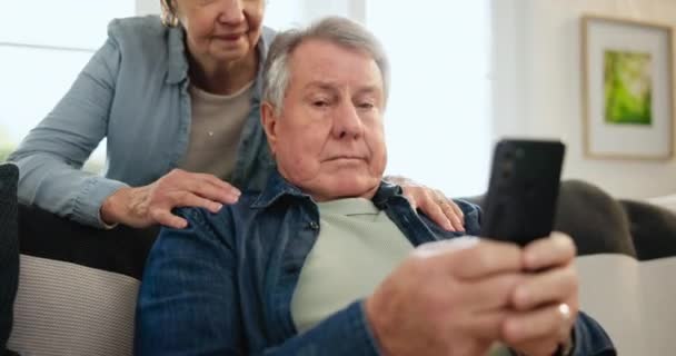 Seniorpar Sofa Smartphone Med Kys Kram Smil Til Omfavnelse Stue – Stock-video