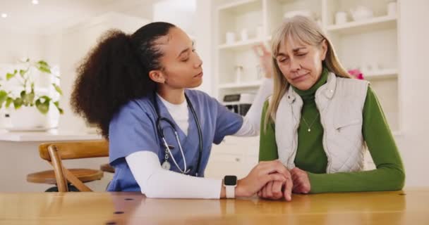 Mujer Mayor Triste Enfermera Con Abrazo Resultados Consulta Por Malas — Vídeo de stock