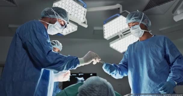 Γιατροί Ομάδα Βοήθεια Για Χειρουργική Επέμβαση Στο Θέατρο Ιατρική Υποστήριξη — Αρχείο Βίντεο