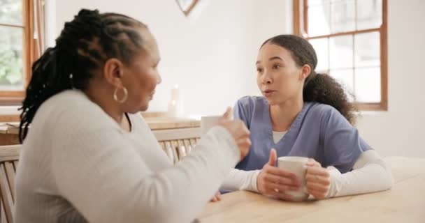 Уход Пенсия Женщины Кофе Разговоре Говорить Расслабиться Доме Престарелых Здравоохранение — стоковое видео