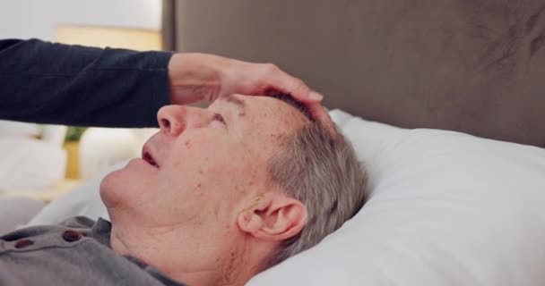 Mann Krank Und Bett Hause Mit Pflege Durch Den Ehepartner — Stockvideo
